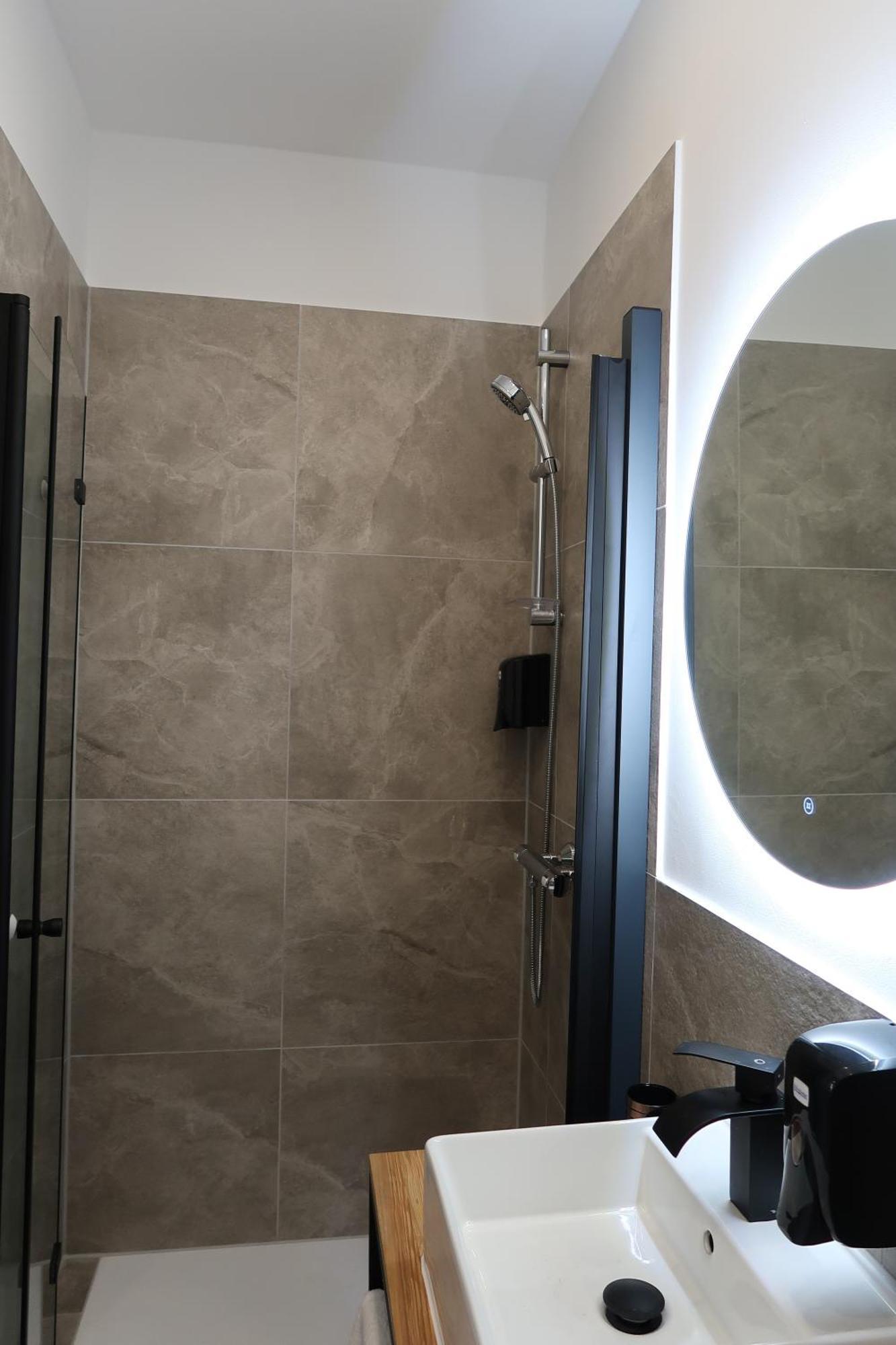 Toka Rooms - An Der Regiobahn เมทท์มานน์ ภายนอก รูปภาพ