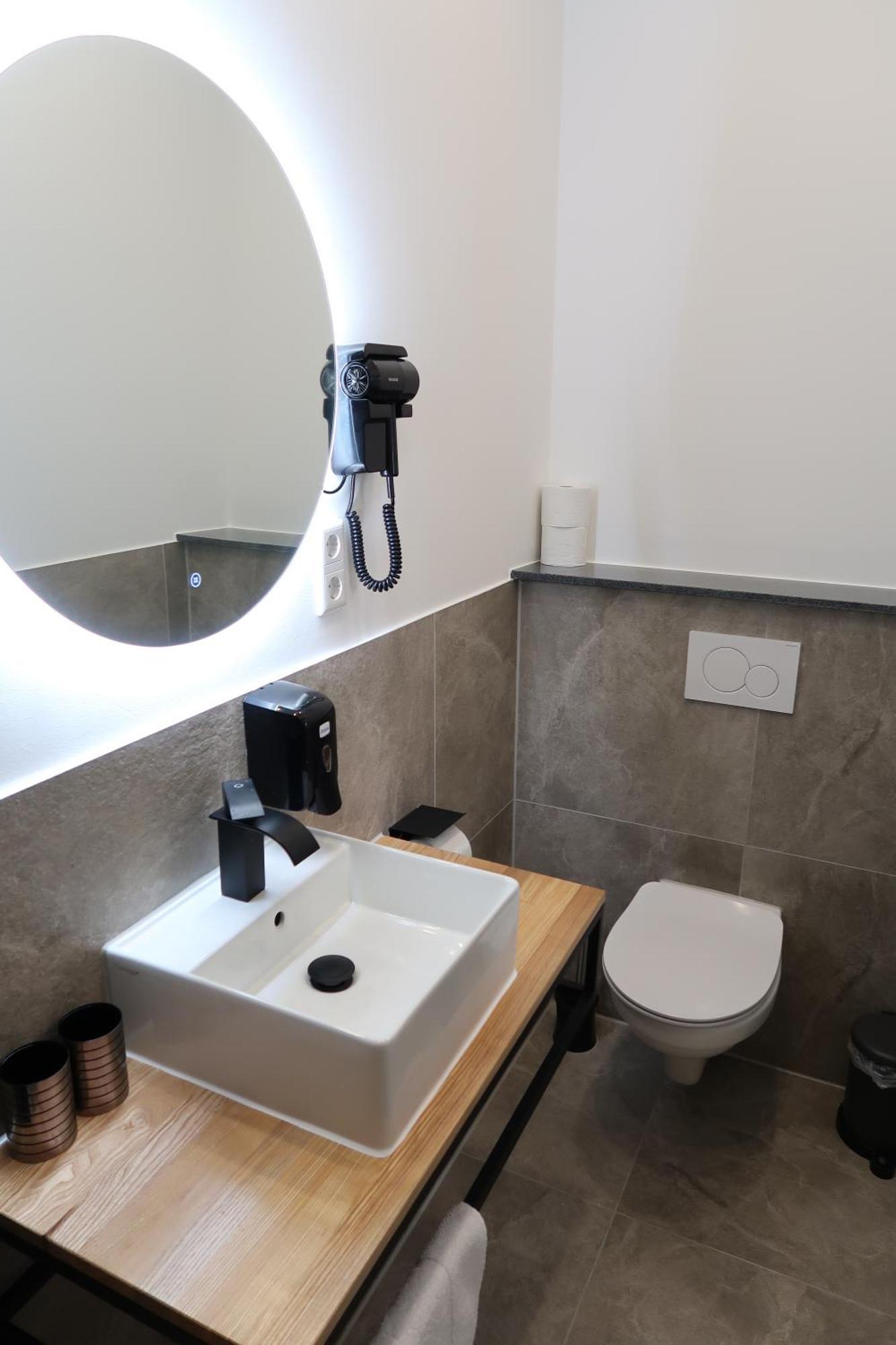 Toka Rooms - An Der Regiobahn เมทท์มานน์ ภายนอก รูปภาพ
