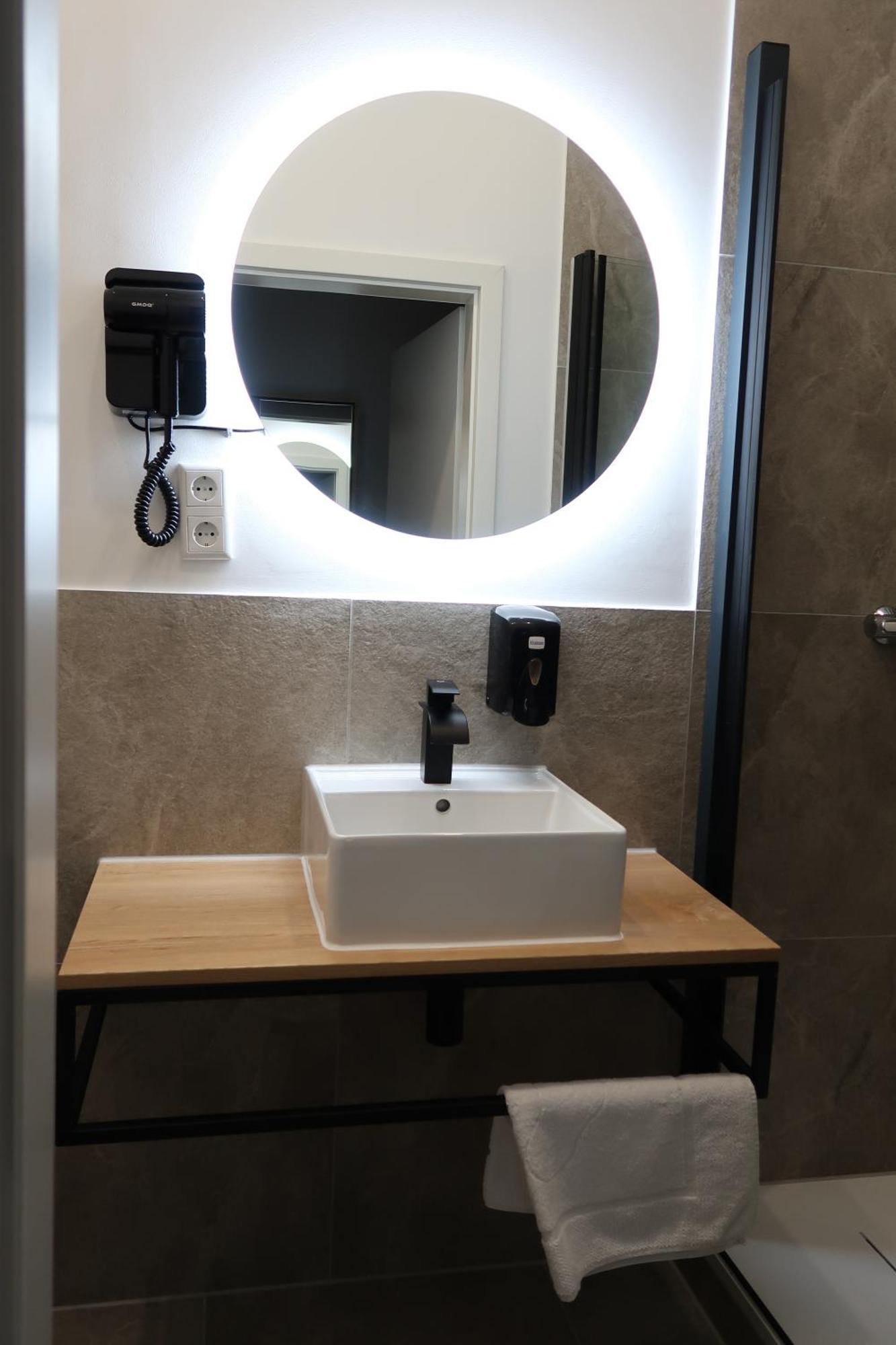Toka Rooms - An Der Regiobahn เมทท์มานน์ ภายนอก รูปภาพ